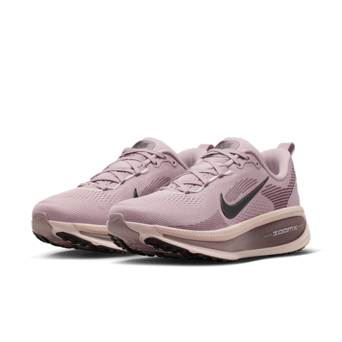 Et par Nike Vomero 18 dame løbesko i Particle Rose/Off Noir-Silt Red-Tattoo med overdel i mesh, snørelukning og stødabsorberende såler for optimal komfort, vist på en almindelig hvid baggrund.