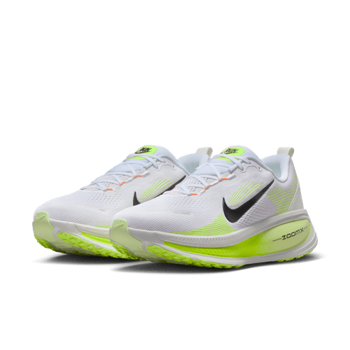 Nike Vomero 18 løbesko herre i White/Black-Volt-Barely Volt har sorte swooshes, neongrønne detaljer, "ZoomX" på mellemsålerne, hvide snørebånd og teksturerede såler - designet til komfortabelt løbetræning.