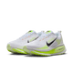 Nike Vomero 18 løbesko herre i White/Black-Volt-Barely Volt har sorte swooshes, neongrønne detaljer, "ZoomX" på mellemsålerne, hvide snørebånd og teksturerede såler - designet til komfortabelt løbetræning.