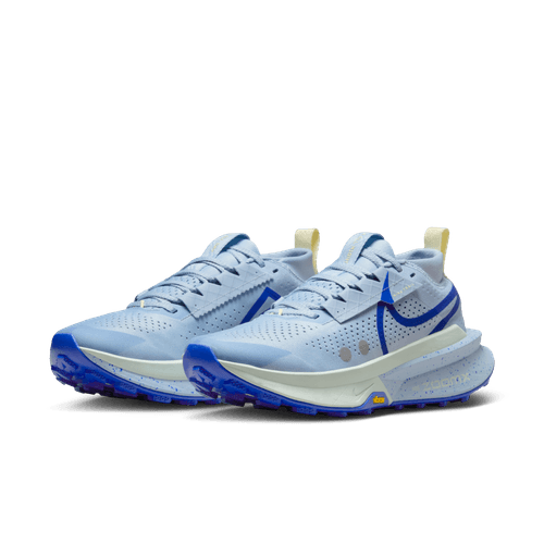 Nike Zegama 2 Dame-sneakers i LT Armory Blue/Racer Blue har perforeret overdel, tykke såler og gule hæltapper, som vises på en almindelig hvid baggrund.