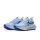 Nike Zegama 2 Dame-sneakers i LT Armory Blue/Racer Blue har perforeret overdel, tykke såler og gule hæltapper, som vises på en almindelig hvid baggrund.