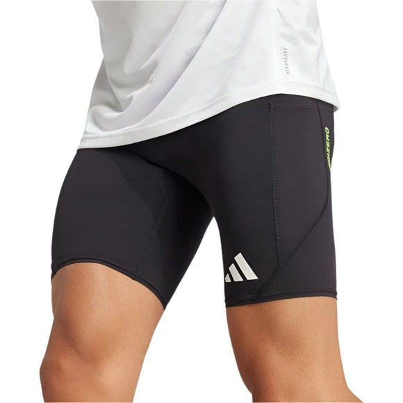 En person iført Adizero Running Short Pocket Tights, Herre fra Adidas: sorte, tætsiddende shorts med AEROREADY-stof, Adidas-logo på venstre lår og en lille lodret grøn detalje på højre lår.