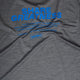 Et nærbillede af Statement Pace T-Shirt, Herre, Grey fra Saysky - en grå, hurtigtørrende løbe-T-shirt med blå tekst SHARE GREATNESS og motiverende budskaber samt en rektangulær boks med Saysky-logo.