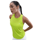 En kvinde i en neongul Nike Dri-FIT Running Tank Top, Dame, Cyber/Reflective Silv og hvide underbukser, med håret i en flettet hestehale, står på en hvid baggrund med armene bag ryggen.