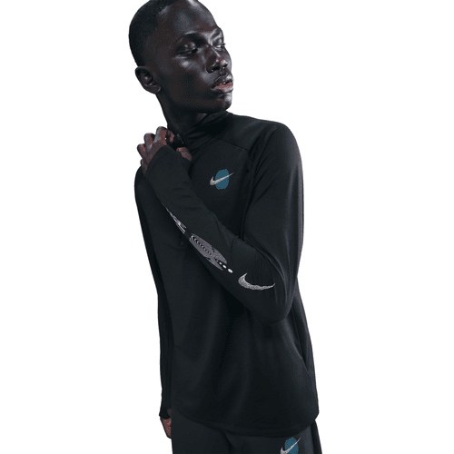 En mand iført Nike Stride Dri-FIT 1/2-Zip Running Top, Herre, Black, med Nike-logoer på brystet og ærmet, står og kigger til siden mod en hvid baggrund.