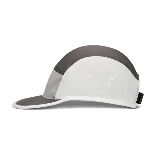 Et sidebillede af Nike Unstructured Swoosh Cap (unisex) i Medium Ash/College Grey/Sail med hvid front, sider og skygge, grå top og skygge, to ventilationshuller i siden og en sort, justerbar strop bagpå.