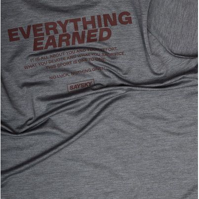 Statement Pace Long Sleeve, Herre, Grey fra Saysky er en lynggrå teknisk trøje med "EVERYTHING EARNED" trykt på brystet. Under teksten står motiverende sætninger samt Saysky-logo-perfekt til mænds træning.