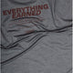 Statement Pace Long Sleeve, Herre, Grey fra Saysky er en lynggrå teknisk trøje med "EVERYTHING EARNED" trykt på brystet. Under teksten står motiverende sætninger samt Saysky-logo-perfekt til mænds træning.