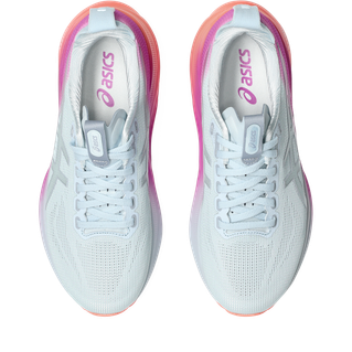 Asics Gel-Kayano 32 Dame i Sky/Digital Sakura har lyseblå overdel i mesh, lyserøde og orange såler med gradient, fremhævede snørebånd og Asics-logoet på tungen og indersålen - designet til at give stabilitet.