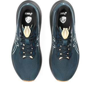Et par ASICS GT-2000 14 TR herre løbesko i Nature Bathing/Tranquil Teal set ovenfra, med sorte snørebånd, lysebrune detaljer på tungen og pronationsstøtte-branding på indersålerne og siderne, placeret side om side.