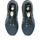 Et par ASICS GT-2000 14 TR herre løbesko i Nature Bathing/Tranquil Teal set ovenfra, med sorte snørebånd, lysebrune detaljer på tungen og pronationsstøtte-branding på indersålerne og siderne, placeret side om side.