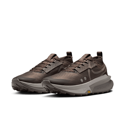 Et par Nike Zegama 2 herre-sneakers i Ironstone/Cave Stone-College Grey med grove, strukturerede såler og overdel i mesh - ideel trailsko til tekniske stier, vist på en almindelig hvid baggrund.