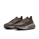 Et par Nike Zegama 2 herre-sneakers i Ironstone/Cave Stone-College Grey med grove, strukturerede såler og overdel i mesh - ideel trailsko til tekniske stier, vist på en almindelig hvid baggrund.