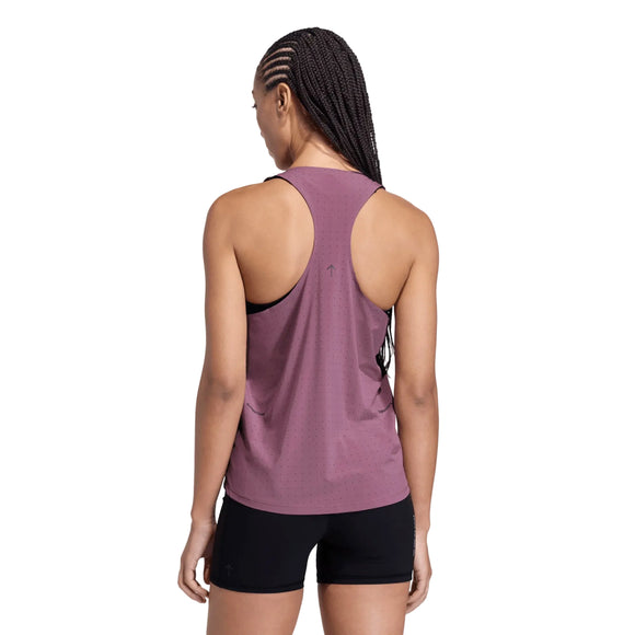 En person med flettet hår ses bagfra, iført en rødbrun Adidas Adi365 Hk Singlet Dame Shafig og sorte shorts, stående mod en almindelig lys baggrund.