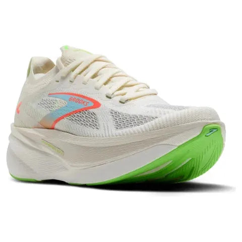 En Brooks Hyperion Max 3 Dame løbesko i farven Coconut/Green Gecko/Pink Clay ses fra frontens venstre vinkel med mesh-overdel, neongrøn ydersål, tyk støddæmpende sål samt pink og grønne detaljer på siden.