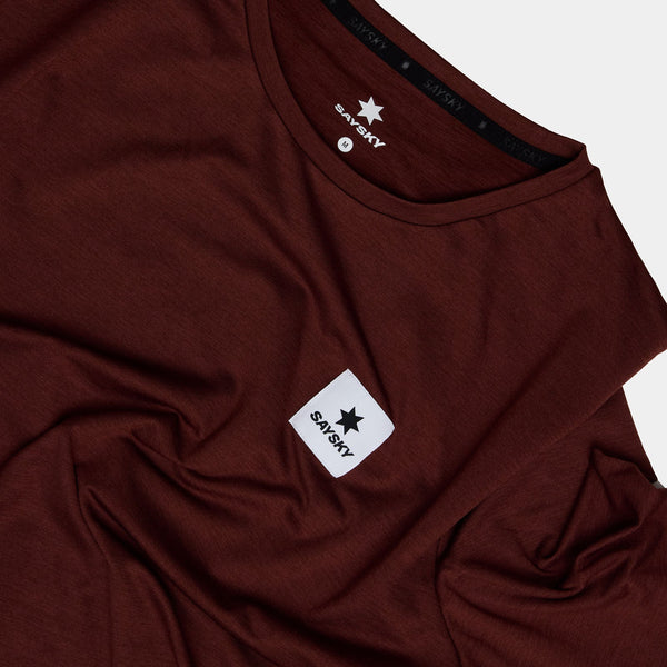 Saysky Statement Pace Long Sleeve, Herre, Red er vist fladt på en neutral baggrund. Den har et lille hvidt rektangulært mærke med en sort stjerne og SAYSKY-tekst på brystet.