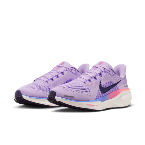 Et par Nike Pegasus 41 Dame i Violet Mist/Purple Dynasty-Bright Violet med sorte swooshes, pink accenter, hvide mellemsåler og sorte ydersåler vises på en almindelig hvid baggrund - ideelt til dem, der søger komfortable løbesko.