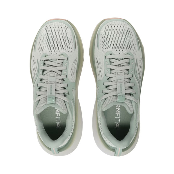 En top-down-visning af Saucony Guide 18 Dame-sneakers i Mist/Aloe viser komfortabel lysegrøn mesh-overdel, hvide såler, snørebånd, perforerede detaljer og FORMFIT-indlægssåler - en ideel komfortabel træningssko med stødabsorbering.