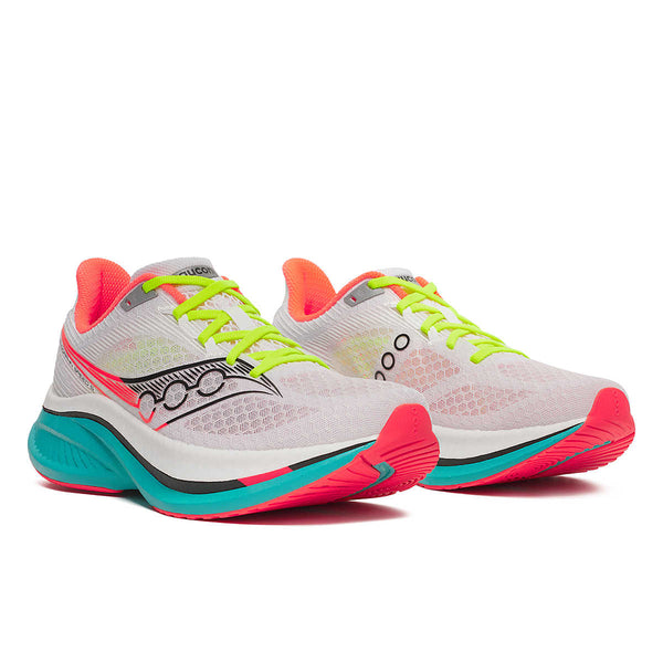 Saucony Endorphin Speed 5 Herre i White/Mutant har en overdel i mesh, neongrønne snørebånd, lyserøde detaljer, blå mellemsåler og Saucony-logoet på siderne, som giver et moderne atletisk look.