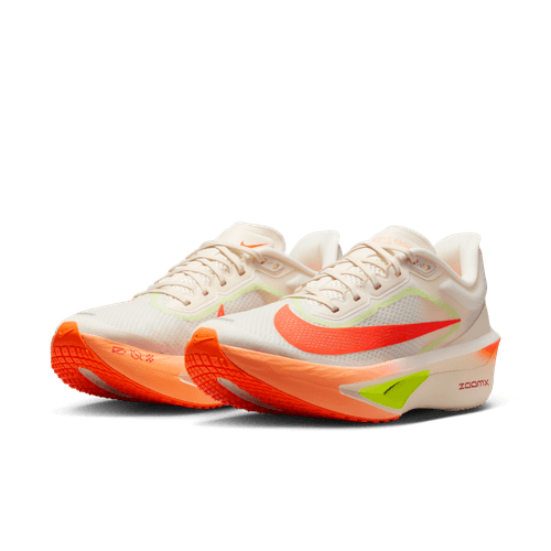 Et par Nike Zoom Fly 6 Dame løbesko i Pale Ivory/Hyper Crimson med en hvid overdel, lys orange Swoosh, neongrønne detaljer og en orangerød sål. Skoene er placeret side om side, vinklet lidt til venstre.