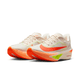 Et par Nike Zoom Fly 6 Dame løbesko i Pale Ivory/Hyper Crimson med en hvid overdel, lys orange Swoosh, neongrønne detaljer og en orangerød sål. Skoene er placeret side om side, vinklet lidt til venstre.
