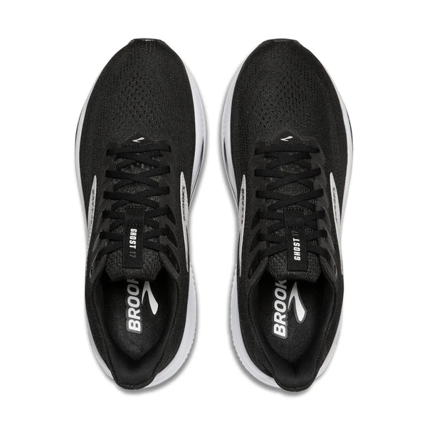 Et par Brooks Ghost 17, Herre, Black/Grey/White løbesko set fra oven har mesh-lignende overdel, sorte snørebånd, hvide såler og synlig "BROOKS" og "GHOST" branding for et behageligt løb med blød dæmpning.