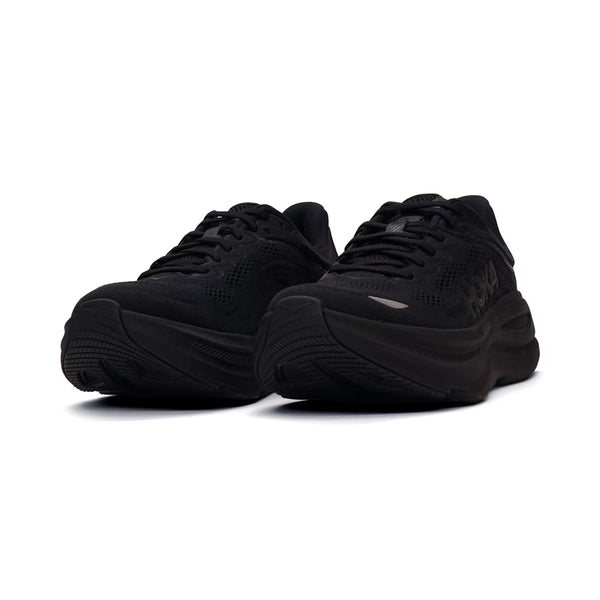 Et par Hoka Bondi 9, Herre, Black/Black løbesko med tykke såler er sat op mod en hvid baggrund, placeret side om side og vinklet lidt fremad for maksimal komfort.