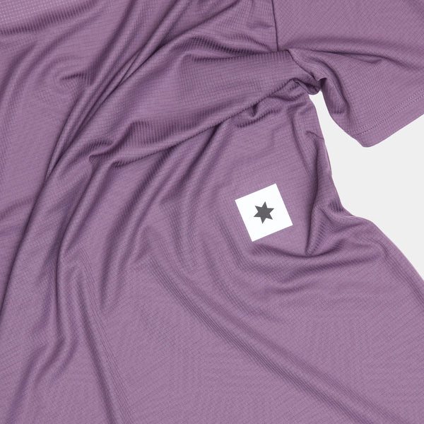 Et struktureret, lyslilla stof inspirerer Saysky Reactive Flow T-Shirt, Herre, Purple Aop - en atletisk pasform løbe-T-shirt designet til optimal svedtransport.