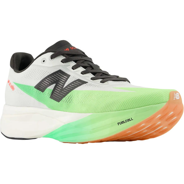 New Balance Fuelcell Supercomp Elite V5 Dame i White/Mint Flash EKIDEN har et hvidt og mintfarvet design med sort N-logo, orange detaljer på sålen, tyk hvid mellemsål samt sort pløs og snørebånd. Der står "FuelCell" på siden.