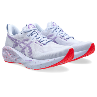 Et par Asics Novablast 5 Tokyo herre løbesko i Blue Fade/Edo Purple med prikkede hvide mellemsåler og røde ydersåler sidder side om side i en lille vinkel.