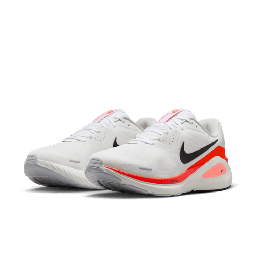 Nike Structure 26 herre løbesko i White/Black-Bright Crimson-Photon Dust har sorte swooshes, grå såler og knaldrøde accenter, vist på en almindelig hvid baggrund.