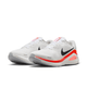 Nike Structure 26 herre løbesko i White/Black-Bright Crimson-Photon Dust har sorte swooshes, grå såler og knaldrøde accenter, vist på en almindelig hvid baggrund.