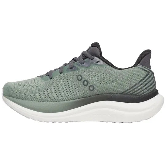 Saucony Triumph 23 Herre i Iceburg/Carbon har en hvid polstret sål, sorte detaljer og tre cirkulære sidelogoer, der vises fra en sideprofil på en almindelig hvid baggrund.