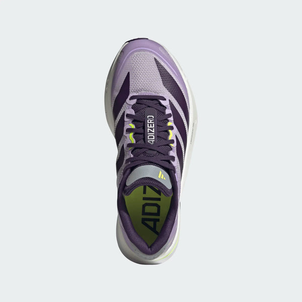 En top-down-visning af Adidas Adizero Boston 13 Dame løbesko i Powplu/Aurplu/Previo med ADIZERO på tungen og indersålen, Lightstrike Pro-skum, letvægtsmesh og en hvid sål med limegrønne accenter.