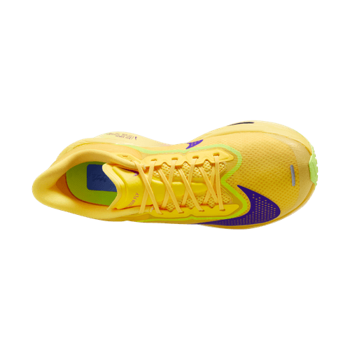 Et topbillede af Nike Zoom Fly 6 herre sko i Citron Pulse/Indigo Burst-Volt Ice, med gule snørebånd, en lilla sideaccent og grønne tådetaljer, vist på en almindelig hvid baggrund.