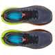 Topbillede af Saucony Guide 18 Herre i Shadow/Vizi: grå løbesko med sorte snørebånd, blå indlægssåler og uens såler - den ene hæl lysegrøn, den anden orange - vist side om side.
