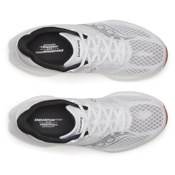 Et par Saucony Endorphin Speed 5 herre løbesko i White/Gum, set fra oven med sort inderfor, mesh-overdel, hvide snørebånd, lysebrune ydersåler og ENDORPHIN SPEEDROLL-branding - ideelle til tempo- og distancetræning.