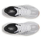 Et par Saucony Endorphin Speed 5 herre løbesko i White/Gum, set fra oven med sort inderfor, mesh-overdel, hvide snørebånd, lysebrune ydersåler og ENDORPHIN SPEEDROLL-branding - ideelle til tempo- og distancetræning.