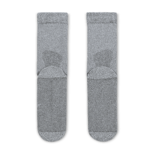 Et par Nike Fast Lightweight Crew unisex-strømper i Dk Smoke Grey/Pure Platinum/White, lagt fladt på en hvid baggrund, med teksturerede hæle, tæer og svang for ekstra støtte.