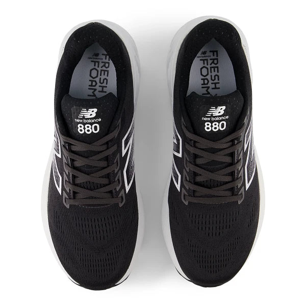 Et billede oppefra og ned af New Balance FreshFoam 880 v15 Herre i Black/White/Reflection med hvide mellemsåler og synlige logoer på pløsen og indersålen.