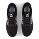 Et billede oppefra og ned af New Balance FreshFoam 880 v15 Herre i Black/White/Reflection med hvide mellemsåler og synlige logoer på pløsen og indersålen.