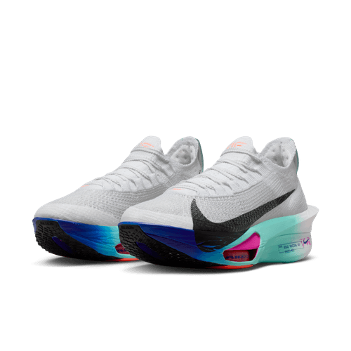 Et par Nike Alphafly Next% 3 Dame maratonsko i White/Black-Hyper Turq-Concord med sorte swooshes, tykke ZoomX-mellemsåler med en blågrøn, lilla, blå og pink gradient og hovedsageligt sorte ydersåler med farverige accenter.