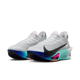 Et par Nike Alphafly Next% 3 Dame maratonsko i White/Black-Hyper Turq-Concord med sorte swooshes, tykke ZoomX-mellemsåler med en blågrøn, lilla, blå og pink gradient og hovedsageligt sorte ydersåler med farverige accenter.