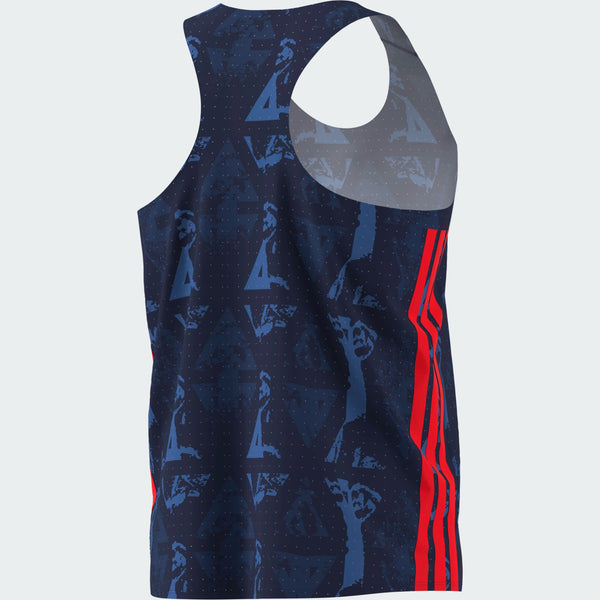 En ærmeløs Adidas Labrum Singlet, Herre, Blue vises bagfra med en mørkeblå bund, diskrete prikker, lyseblå geometriske og ansigtsdesign og tre lodrette røde striber i højre side.
