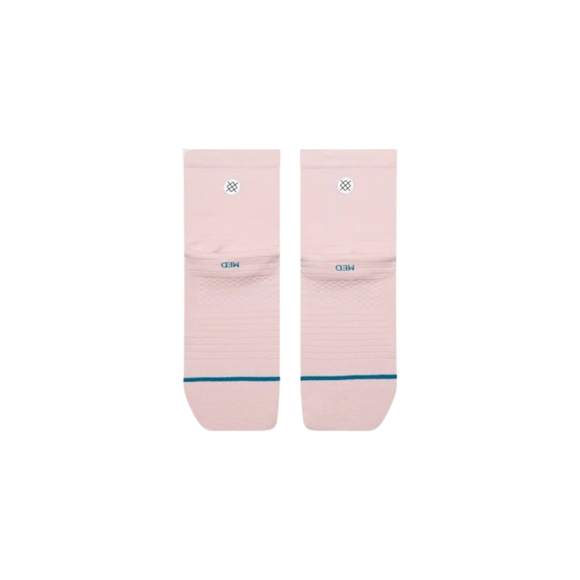 Et par Stance Womens Solid Light Quarter-sokker i lyserødt ligger fladt side om side; de har en tynd blå stribe tæt på tæerne og et lille cirkulært logo tæt på toppen af hver unisex-sok. De minder om klassiske åndbare løbesokker og er ideelle som løbesokker til kvinder, med ordet MED trykt på begge sokker lige over fodbuen.