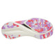 Billedet viser bunden af Saucony Endorphin Elite 2 (Unisex, Coral/White) med en hvid PWRRUN HG-sål med struktureret slidbane, der er fremhævet af lilla og røde mønstre og en sort sektion nær svangen.