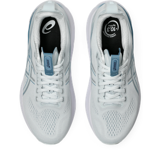 Et par Asics Gel-Kayano 32 herre løbesko i Arctic Blue/Pure Silver, set ovenfra med Asics-logoet på pløs og indlægssåler, med stabilitet, hvide snørebånd og mesh-detaljer ved tåen.