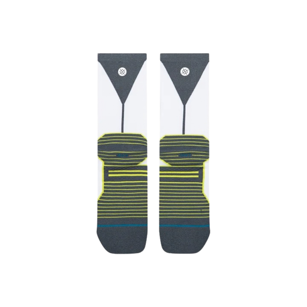 Et par hvide unisex Funnel Light Crew-strømper fra Stance med grå tå- og hælpartier, gule og grønne vandrette striber samt en sort linje med et trekantmønster tæt på toppen, vist på en hvid baggrund.