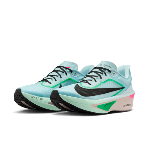 Nike Zoom Fly 6 løbesko herre i Glacier Ice/Black-Hyper Pink-Green Shock har sorte swooshes, grønne og pink accenter, tykke hvide Cushlon-skumsåler samt branding på sider og såler, vist vinklet mod en hvid baggrund.
