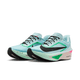 Nike Zoom Fly 6 løbesko herre i Glacier Ice/Black-Hyper Pink-Green Shock har sorte swooshes, grønne og pink accenter, tykke hvide Cushlon-skumsåler samt branding på sider og såler, vist vinklet mod en hvid baggrund.
